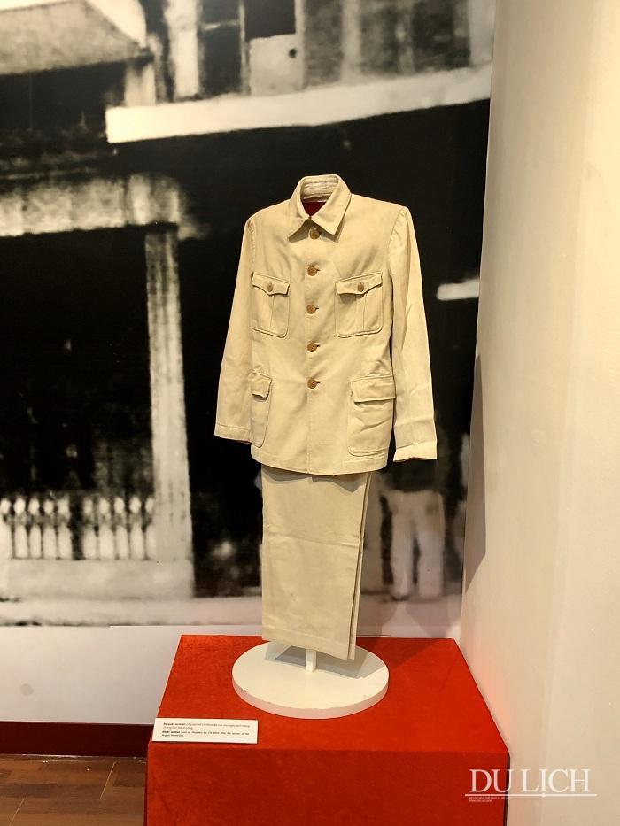 Bộ quần áo kaki Chủ tịch Hồ Chí Minh đã mặc sau ngày cách mạng Tháng Tám thành công
